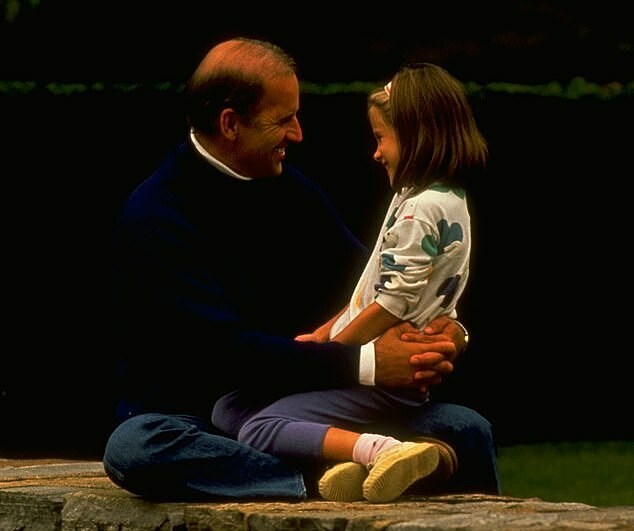 Joe Biden tươi cười bế con g&aacute;i nhỏ Ashley