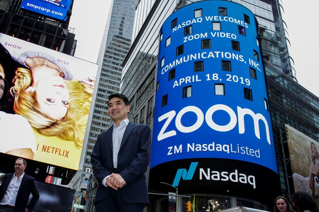 Người s&aacute;ng lập Zoom, Eric Yuan, đứng trước t&ograve;a nh&agrave; Nasdaq trong đợt IPO ng&agrave;y 18/4/2019