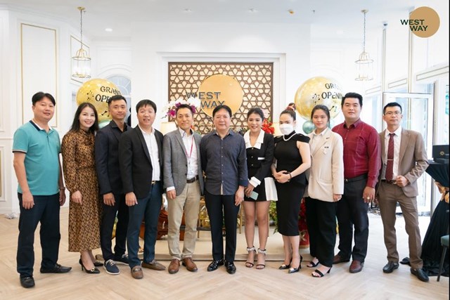 Ban lãnh đạo chuỗi nha khoa WestWay cùng các khách mời tham dự Ban lãnh đạo chuỗi nha khoa WestWay cùng các khách mời tham dự