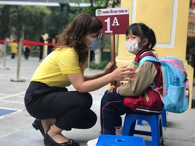 Ng&#224;y đầu ti&#234;n đến trường với nhiều trải nghiệm v&#224; đong đầy cảm x&#250;c của c&#225;c bạn học sinh khối 1 trường Tiểu học Tr&#224;ng An - Ảnh 5
