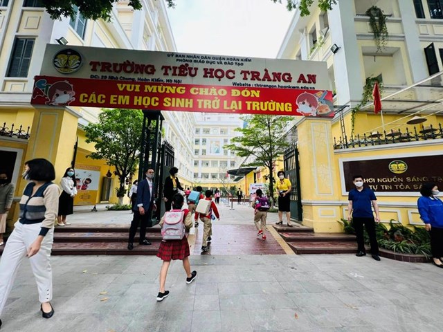 Niềm vui h&#226;n hoan được trở lại trường của học sinh Tr&#224;ng An - Ảnh 5
