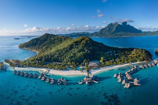 Bora Bora thuộc quần đảo Polynesia của Ph&aacute;p, nằm ở ph&iacute;a Nam Th&aacute;i B&igrave;nh Dương, c&aacute;ch đảo Tahiti khoảng 275km. H&ograve;n đảo được bao bọc bởi một đầm nước mặn v&agrave; một h&agrave;ng r&agrave;o chắn bằng đ&aacute; ngầm.