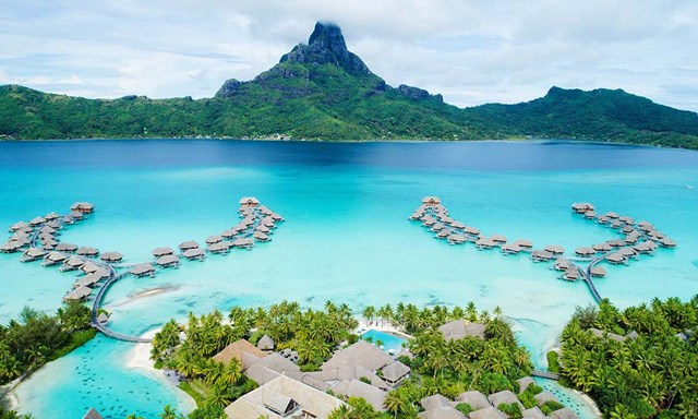 Trong tiếng Tahiti, Bora Bora c&oacute; nghĩa l&agrave; &ldquo;sinh ra lần đầu ti&ecirc;n&rdquo;. H&ograve;n đảo n&agrave;y c&ograve;n c&oacute; một biệt danh kh&aacute;c l&agrave; &ldquo;h&ograve;n đảo của những đ&ocirc;i t&igrave;nh nh&acirc;n&rdquo;. Ở nước Ph&aacute;p, nếu c&oacute; ch&agrave;ng trai n&agrave;o n&oacute;i với một c&ocirc; g&aacute;i &ldquo;Ch&uacute;ng ta h&atilde;y đi Bora Bora nh&eacute;!&rdquo;, c&oacute; nghĩa l&agrave; ch&agrave;ng trai đang cầu h&ocirc;n c&ocirc; g&aacute;i đ&oacute;.