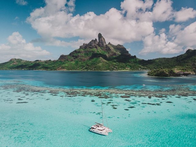 Nhiệt độ ở đảo Bora Bora v&agrave;o khoảng 30 độ C. Đ&acirc;y được xem l&agrave; nơi c&oacute; kh&iacute; hậu ấm &aacute;p quanh năm n&ecirc;n du kh&aacute;ch c&oacute; thể gh&eacute; thăm v&ugrave;ng biển xinh đẹp n&agrave;y bất cứ l&uacute;c n&agrave;o. Tuy nhi&ecirc;n, m&ugrave;a cao điểm du lịch tại Bora Bora bắt đầu từ th&aacute;ng 5 cho đến th&aacute;ng 10.
