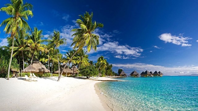 Sau khi chiến tranh kết th&uacute;c, nơi đ&acirc;y trở th&agrave;nh địa điểm nghỉ dưỡng nổi tiếng. Năm 2013, b&atilde;i biển Matira của Bora Bora từng được k&ecirc;nh truyền h&igrave;nh CNN b&igrave;nh chọn l&agrave; một trong 10 b&atilde;i biển đẹp nhất h&agrave;nh tinh.