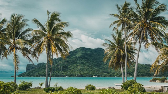Nếu đ&atilde; ch&aacute;n với c&aacute;c hoạt động dưới nước, du kh&aacute;ch c&oacute; thể tham gia một tour kh&aacute;m ph&aacute; Bora Bora bằng xe Jeep hoặc đi trekking n&uacute;i Otemanu - ngọn n&uacute;i cao nhất tr&ecirc;n đảo.