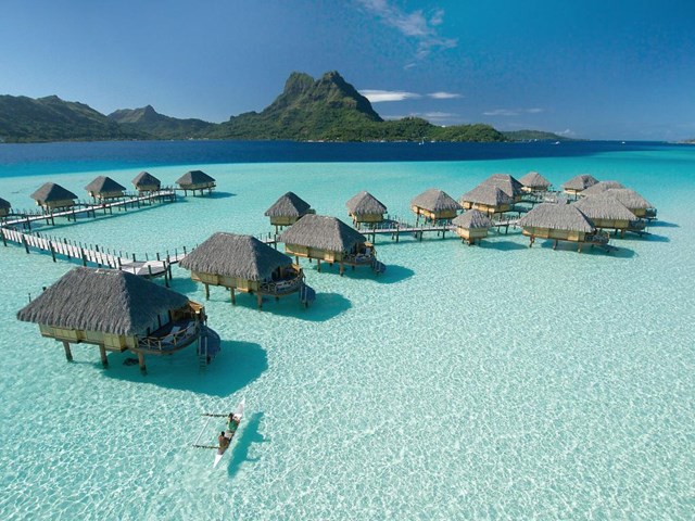 Kh&ocirc;ng chỉ nổi tiếng với những b&atilde;i biển đẹp, Bora Bora c&ograve;n được biết đến với c&aacute;c bungalow được thiết kế nổi tr&ecirc;n mặt nước, mang đến cho du kh&aacute;ch cảm gi&aacute;c ho&agrave; m&igrave;nh v&agrave;o đại dương bao la.