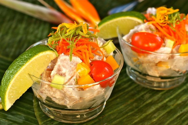 Để n&oacute;i về ẩm thực, Poisson Cru l&agrave; m&oacute;n ăn đặc trưng của Bora Bora. Đ&acirc;y l&agrave; một m&oacute;n gỏi c&aacute; sống được ướp trong nước cốt chanh v&agrave; nước cốt dừa. Poisson Cru được xếp v&agrave;o những m&oacute;n ăn quốc gia của Tahiti v&agrave; c&aacute;c đảo thuộc Polynesia (Ph&aacute;p). Để l&agrave;m m&oacute;n ăn n&agrave;y, người d&acirc;n bản địa hay d&ugrave;ng c&aacute; ngừ tươi hoặc một số loại hải sản kh&aacute;c như cua, lươn hay t&ocirc;m h&ugrave;m.