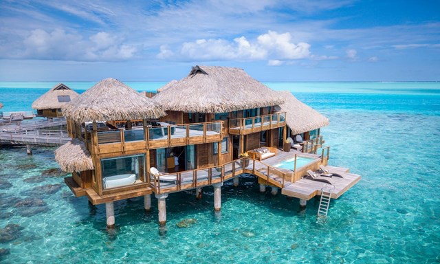 Th&aacute;ng 4 năm 2011, cả gia đ&igrave;nh Kardashian đ&atilde; gh&eacute; thăm Bora Bora trong chuyến du lịch h&egrave;. Nh&agrave; Kardashian đ&atilde; trải nghiệm nghỉ dưỡng tại hai căn biệt thự tổng thống c&oacute; gi&aacute; 5.000 USD/ đ&ecirc;m. Mỗi biệt thự đều c&oacute; hồ bơi v&agrave; s&acirc;n thượng ri&ecirc;ng với tầm nh&igrave;n 360 độ ra biển.