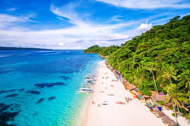 B&ecirc;n cạnh White Beach, b&atilde;i Puka với vẻ đẹp mộc mạc, hoang sơ hay b&atilde;i biển Bulabog &ndash; nơi nổi tiếng với c&aacute;c hoạt động thể thao tr&ecirc;n biển chắc hẳn sẽ khiến bất cứ du kh&aacute;ch n&agrave;o đến một lần cũng m&ecirc; mẩn m&atilde;i kh&ocirc;ng th&ocirc;i.&nbsp;