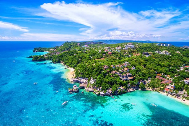 Boracay l&agrave; một h&ograve;n đảo nhỏ d&agrave;i 7km, nằm c&aacute;ch thủ đ&ocirc; Manila của Philippines hơn 300 km về ph&iacute;a nam. Từng được mệnh danh l&agrave; thi&ecirc;n đường du lịch của Philippines khi phục vụ gần 2 triệu kh&aacute;ch mỗi năm, Boracay đ&atilde; phải đ&oacute;ng cửa trong v&ograve;ng 6 th&aacute;ng, từ th&aacute;ng 4 đến th&aacute;ng 10 năm 2018 để xử l&yacute; c&aacute;c vấn đề li&ecirc;n quan đến m&ocirc;i trường.