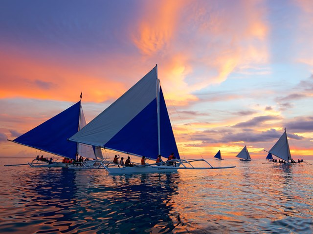 Sau một ng&agrave;y d&agrave;i kh&aacute;m ph&aacute;, khung cảnh ho&agrave;ng h&ocirc;n ở Boracay chắc chắn sẽ khiến bạn si&ecirc;u l&ograve;ng. Để tận hưởng ho&agrave;ng h&ocirc;n trọn vẹn nhất, bạn h&atilde;y thử nh&acirc;m nhi một ly cocktail tr&ecirc;n bờ biển hoặc trải nghiệm cảm gi&aacute;c l&aacute;i thuyền Paraw - thuyền buồm truyền thống của cư d&acirc;n h&ograve;n đảo n&agrave;y.