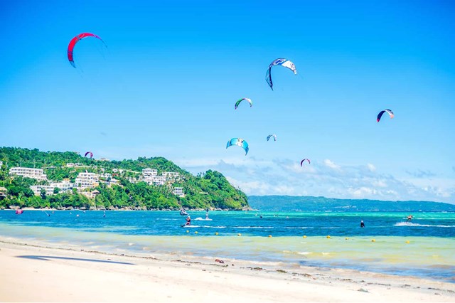 Với c&aacute;c hoạt động tr&ecirc;n biển, lướt v&aacute;n diều l&agrave; hoạt động được ưa th&iacute;ch nhất ở đ&acirc;y. Sở hữu những điều kiện ho&agrave;n hảo, b&atilde;i biển Bulabog ở bờ Đ&ocirc;ng Boracay l&agrave; địa điểm thu h&uacute;t người chơi lướt v&aacute;n diều ở nhiều cấp độ.