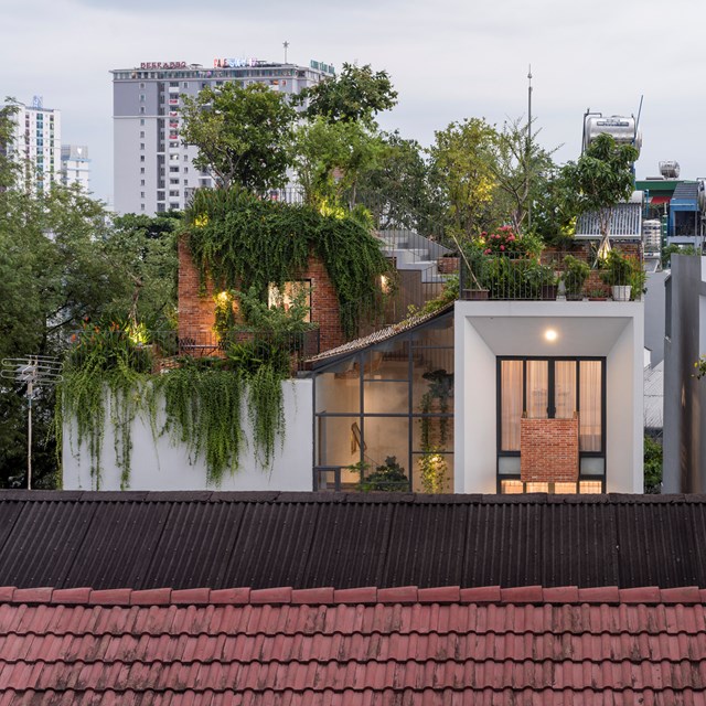 Công viên thu nhỏ ngay trên tầng thượng của ngôi nhà. (Ảnh: Quang Trần)