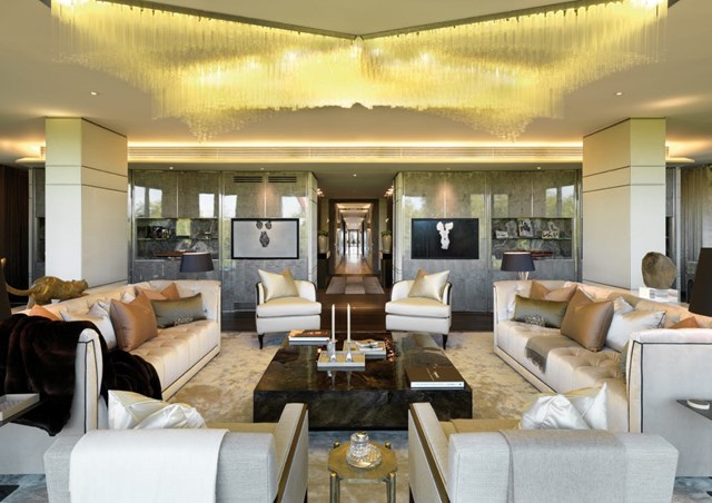 Những bức tường k&iacute;nh bao quanh căn penthouse đem đến &aacute;nh s&aacute;ng tự nhi&ecirc;n cũng như cảnh quan th&agrave;nh phố. Gia chủ c&ograve;n được đảm bảo an to&agrave;n khi căn hộ c&ograve;n c&oacute; ph&ograve;ng tr&uacute; ẩn v&agrave; k&iacute;nh chống đạn.