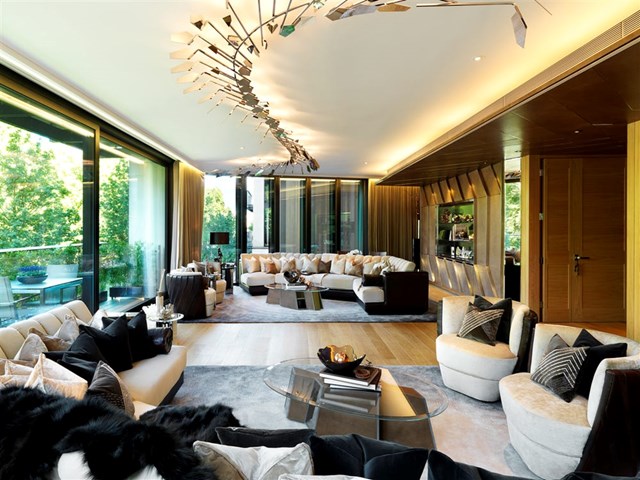 Những kh&ocirc;ng gian sống b&ecirc;n trong căn penthouse mang gam m&agrave;u be, trắng chủ đạo nhằm đem đến vẻ đẹp sang trọng, trang nh&atilde;.&nbsp;