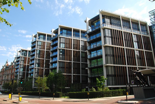 One Hyde Park nằm tr&ecirc;n phố Knightsbridge xa xỉ ở London, tiếp gi&aacute;p với c&ocirc;ng vi&ecirc;n Hyde Park v&agrave; kh&aacute;ch sạn Mandarin Oriental. T&ograve;a nh&agrave; n&agrave;y c&oacute; tới 86 căn hộ.