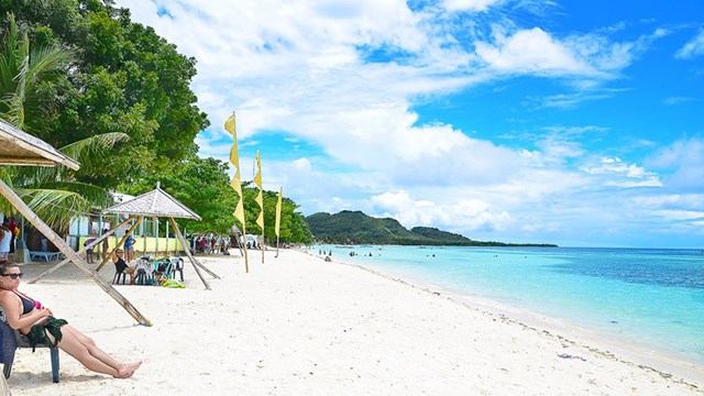 Biển Anda: B&atilde;i biển Anda, một khu bảo tồn hẻo l&aacute;nh, nơi c&oacute; cả v&ugrave;ng nước trong xanh như Palawan v&agrave; b&atilde;i biển c&aacute;t trắng ở Boracay!