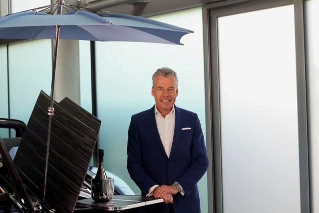 Torsten Muller-Otvos, CEO của Rolls-Royce đ&atilde; c&ocirc;ng bố ra mắt chiếc si&ecirc;u xe Boat Tail v&agrave;o ng&agrave;y 27/5 tại West Sussex, Anh