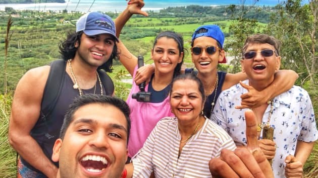 Gia đ&igrave;nh Mehta thường xuy&ecirc;n đi du lịch ở Hawaii.