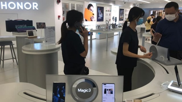 Một cửa h&agrave;ng điện thoại th&ocirc;ng minh của Honor ở Quảng Ch&acirc;u