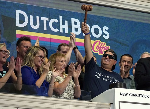 Travis&nbsp;Boersma trở th&agrave;nh tỷ ph&uacute; sau khi&nbsp;Dutch Bros ch&iacute;nh thức giao dịch tr&ecirc;n S&agrave;n giao dịch chứng kho&aacute;n New York ng&agrave;y 15/9 vừa qua