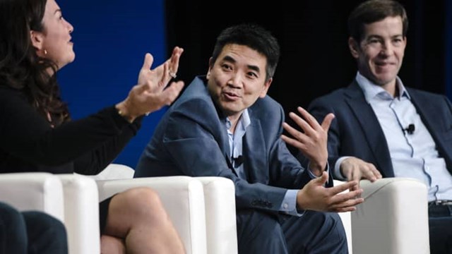 Eric Yuan (người ngồi giữa) l&agrave; nh&agrave; s&aacute;ng lập, đồng thời l&agrave; gi&aacute;m đốc điều h&agrave;nh của Zoom Video Communications Inc.