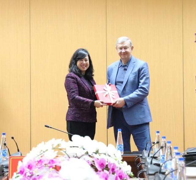 Bộ trưởng Bộ Y tế mong muốn đẩy mạnh hợp t&aacute;c giữa DN hai quốc gia để n&acirc;ng cao chất lượng kh&aacute;m chữa bệnh trong nước