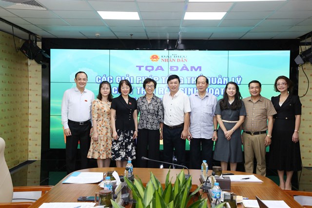 C&aacute;c đại biểu, diễn giả chụp ảnh lưu niệm tại Tọa đ&agrave;m