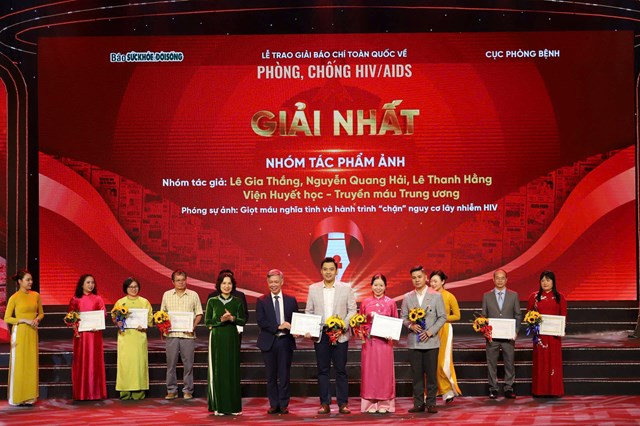 Trao giải “Giải báo chí toàn quốc về phòng, chống HIV/AIDS”