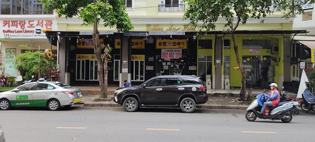 Một t&agrave;i xế l&aacute;i xe tận dụng mặt bằng bỏ trống để đậu xe &ocirc; t&ocirc; v&agrave; nghỉ giải lao trong l&uacute;c chờ kh&aacute;ch. Ảnh: Trần L&acirc;n