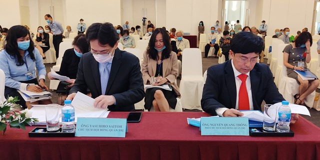 T&acirc;n Chủ tịch HĐQT Yasuhiro Saitoh (b&ecirc;n tr&aacute;i) c&oacute; mặt rất sớm v&agrave; chuẩn bị kh&aacute; nhiều t&agrave;i liệu, tuy nhi&ecirc;n&nbsp;Đại&nbsp;hội cổ đ&ocirc;ng lần 2 năm 2020 của Eximbank đ&atilde; kh&ocirc;ng tiến h&agrave;nh như mong đợi. Ảnh: Trần L&acirc;n