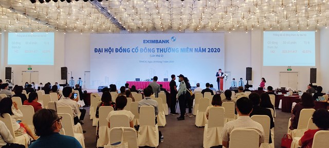 Đại diện Ban tổ chức th&ocirc;ng b&aacute;o hủy Đại&nbsp;hội cổ đ&ocirc;ng lần 2 năm 2020 của Eximbank diễn ra s&aacute;ng ng&agrave;y 29/7. Ảnh Trần L&acirc;n