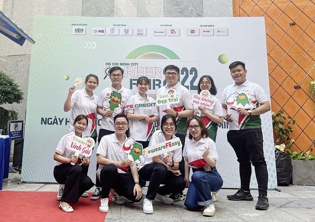 FE CREDIT đ&atilde; thu h&uacute;t khoảng 300-500 sinh vi&ecirc;n đến gian h&agrave;ng