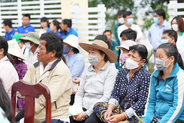 Quang cảnh chương tr&igrave;nh trao qu&agrave; Tết