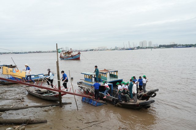 Từ s&aacute;ng sớm, đo&agrave;n đ&atilde; di chuyển đến thăm b&agrave; con ở Doi Mỹ Kh&aacute;nh