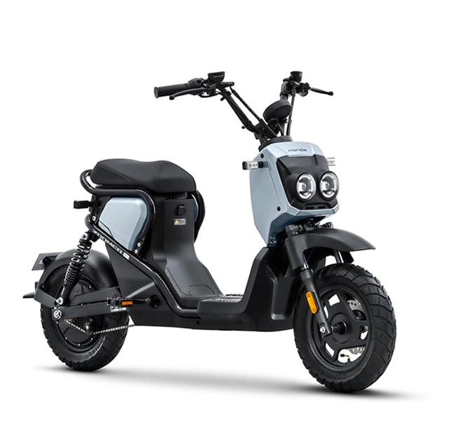 Mẫu xe Zoomer e: được thiết kế lại gọn g&agrave;ng hơn, kh&ocirc;ng hầm hố như đ&agrave;n anh chạy động cơ đốt trong.