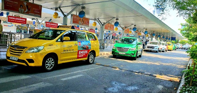 Ngo&agrave;i ph&iacute; ra cổng s&acirc;n bay, Grab đề nghị trả th&ecirc;m 10.000 đồng/lượt nếu được bố tr&iacute; l&agrave;n xe c&ocirc;ng nghệ ri&ecirc;ng - Ảnh: C.TRUNG