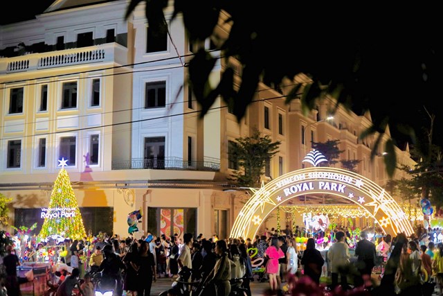 Kh&ocirc;ng gian lễ hội đ&oacute;n Noel đặc sắc cho du kh&aacute;ch v&ocirc; số trải nghiệm th&uacute; vị