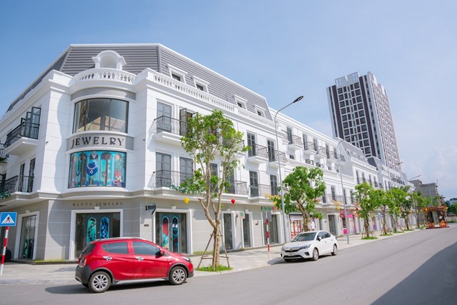 61 căn nh&agrave; phố thương mại Vincom Shophouse Diamond Legacy đ&atilde; hiện hữu h&igrave;nh th&agrave;nh n&ecirc;n phố mua sắm ngo&agrave;i trời đẳng cấp ngay v&ugrave;ng l&otilde;i th&agrave;nh phố Vinh