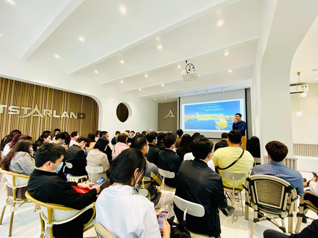 Đội ngũ nh&acirc;n vi&ecirc;n m&ocirc;i giới thế hệ mới thường xuy&ecirc;n được tham gia c&aacute;c kho&aacute; đ&agrave;o tạo sản phẩm chuy&ecirc;n s&acirc;u để n&acirc;ng cao năng lực, am hiểu sản phẩm ở mọi ph&acirc;n kh&uacute;c thị trường