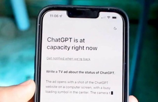 Th&ocirc;ng b&aacute;o lỗi của ChatGPT khi hệ thống qu&aacute; tải.