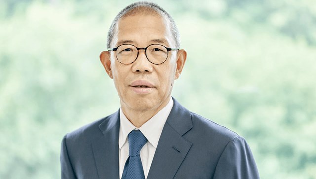 Zhong đ&atilde; d&agrave;nh gần ba mươi năm để x&acirc;y dựng hai c&ocirc;ng việc kinh doanh của m&igrave;nh v&agrave; tr&aacute;nh xa "&aacute;nh đ&egrave;n s&acirc;n khấu".