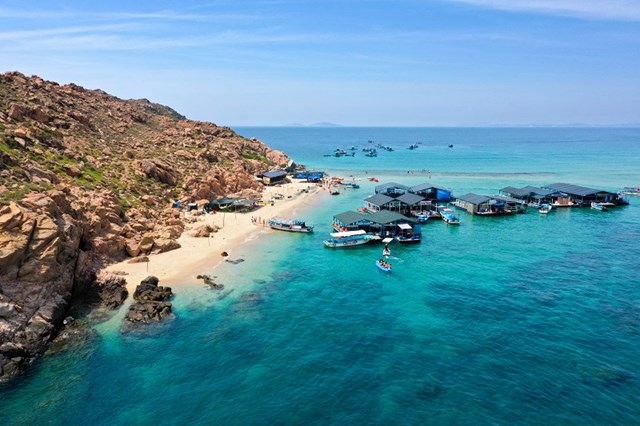 Quy Nhơn ph&aacute;t triển đột ph&aacute; nhờ du lịch biển.