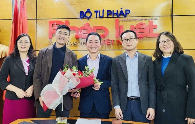 Đảng ủy, Ban Bi&ecirc;n tập ch&uacute;c mừng Tiến sĩ Vũ Ho&agrave;i Nam