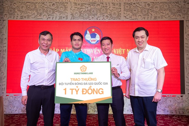 &Ocirc;ng V&otilde; Văn Thư - Ph&oacute; Tổng Gi&aacute;m đốc Hưng Thịnh Land trao thưởng 1 tỷ đồngcho cầu thủ Dụng Quang Nho - Đội trưởng U23 Việt Nam với sự chứng kiến của&Ocirc;ng Trần Quốc Tuấn - Quyền Chủ tịch Li&ecirc;n đo&agrave;n B&oacute;ng đ&aacute; Việt Nam (b&ecirc;n tr&aacute;i)v&agrave; &Ocirc;ng Cao Văn Ch&oacute;ng - Ph&oacute; Chủ tịch Li&ecirc;n đo&agrave;n B&oacute;ng đ&aacute; Việt Nam (b&ecirc;n phải)