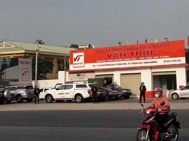 H&agrave;ng chục cảnh s&aacute;t cơ động bảo vệ v&ograve;ng ngo&agrave;i để kh&aacute;m x&eacute;t c&acirc;y xăng - Ảnh: B.S.