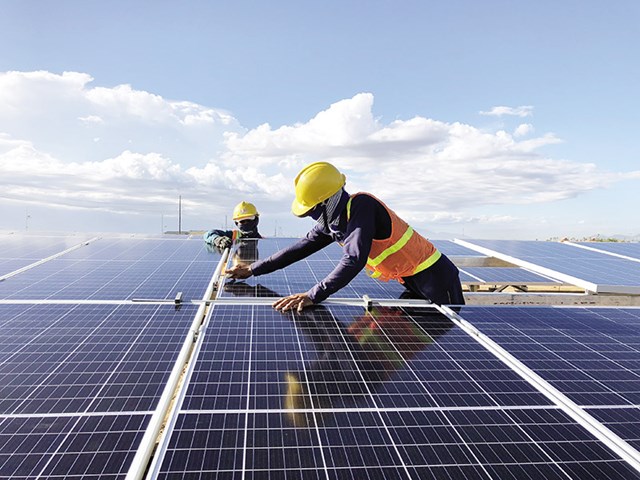 Việc nhiều&nbsp;doanh nghiệp&nbsp;điện mặt trời k&ecirc;u cứu thời gian qua cho thấy, lĩnh vực&nbsp;đầu tư&nbsp;đầy mới mẻ n&agrave;y kh&ocirc;ng ho&agrave;n to&agrave;n l&agrave; miếng b&aacute;nh ngon với cả&nbsp;ng&acirc;n h&agrave;ng, doanh nghiệp v&agrave; nh&agrave; đầu tư.