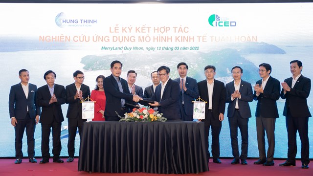 &Ocirc;ng L&ecirc; Nguyễn Ho&agrave;ng Minh &ndash; Tổng gi&aacute;m đốc Hưng Thịnh Innovation (tr&aacute;i) đại diện k&yacute; kết hợp t&aacute;c với PGS.TS. Nguyễn Hồng Qu&acirc;n &ndash; Viện trưởng Viện Nghi&ecirc;n cứu Ph&aacute;t triển Kinh tế Tuần ho&agrave;n (ICED). Ảnh: Tập đo&agrave;n Hưng Thịnh.