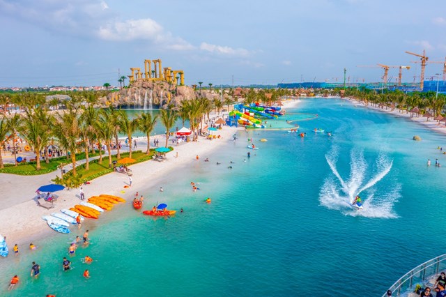 Cư d&acirc;n Vinhomes Ocean Park 2 được tận hưởng cuộc sống nghỉ dưỡng đẳng cấp với Tổ hợp C&ocirc;ng vi&ecirc;n biển tạo s&oacute;ng nh&acirc;n tạo lớn nhất thế giới Royal Wave Park